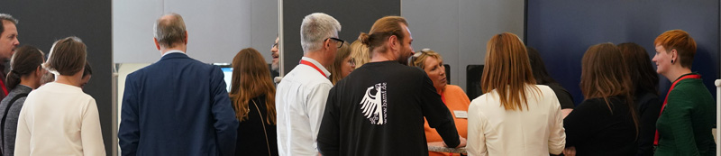 Eine Frau erklärt, wie blind das Smartphone bedient wird.